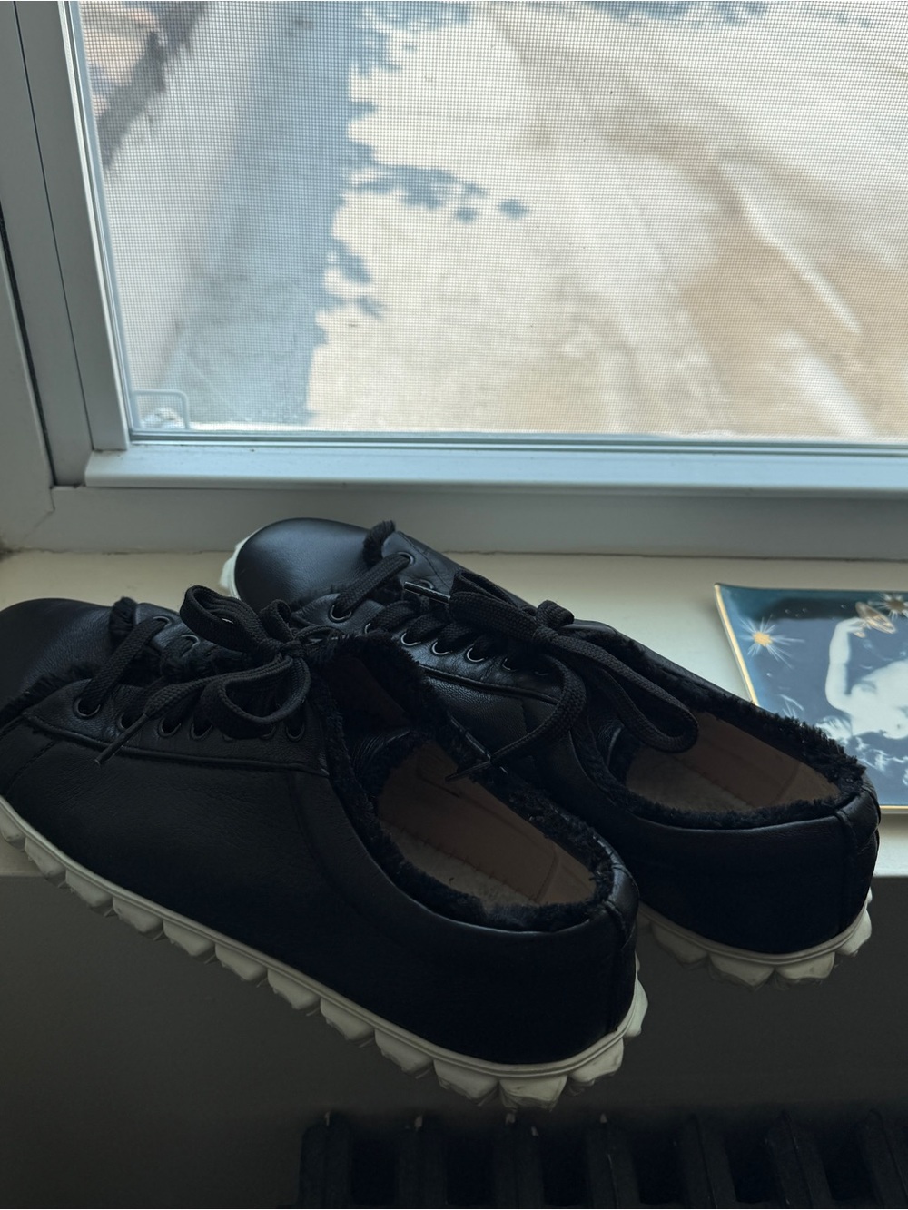 Stuart Weitzman calf leather low-top women’s sneakers Sz.11, cobble white rubber